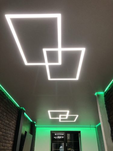 Контурная подсветка и утопленная шина в одном узле